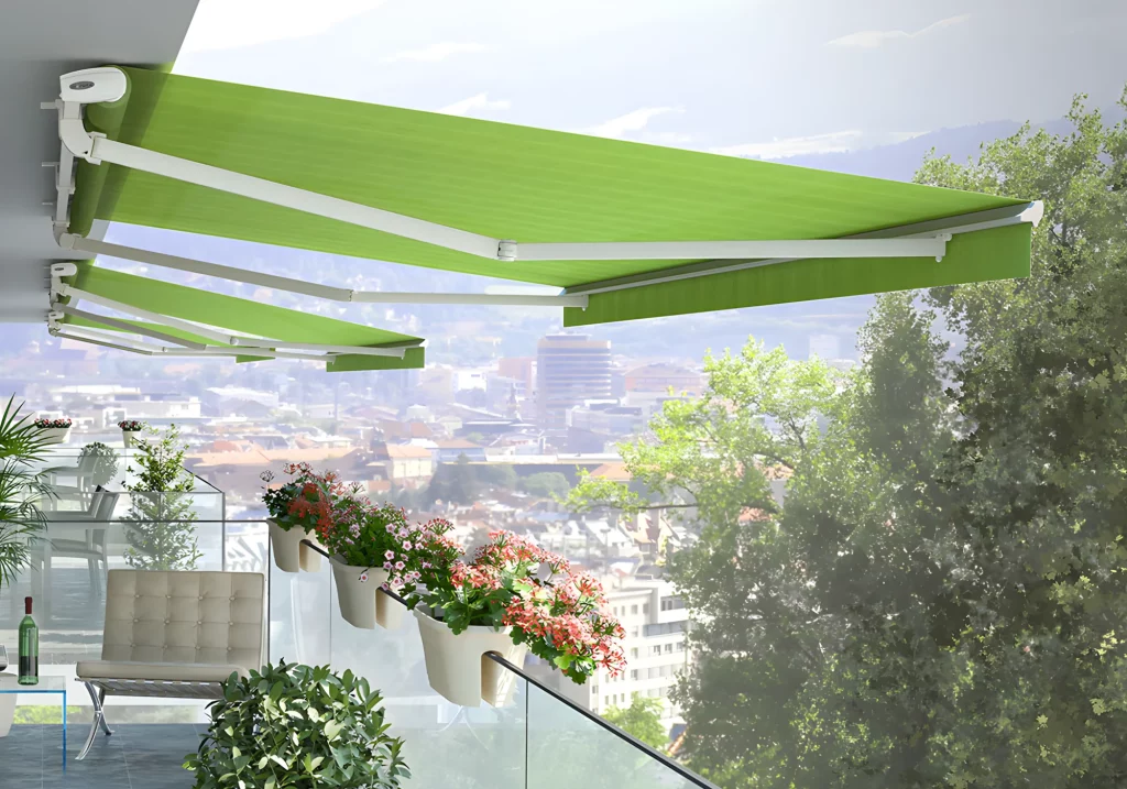 Markise Eco-Luxe auf einer modernen Terrasse, mit hellgrüner Stoffbespannung