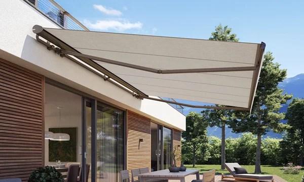 Gelenkarmmarkise auf der Terrasse von einem modernen Haus