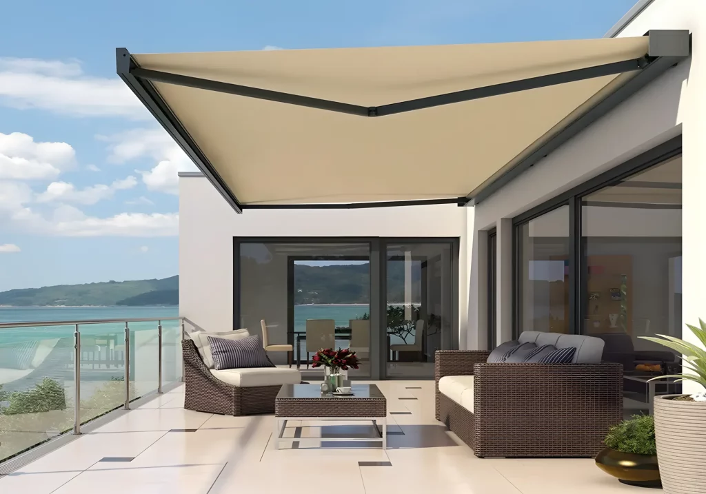 Markise Xana auf der Terrasse eines modernen Hauses