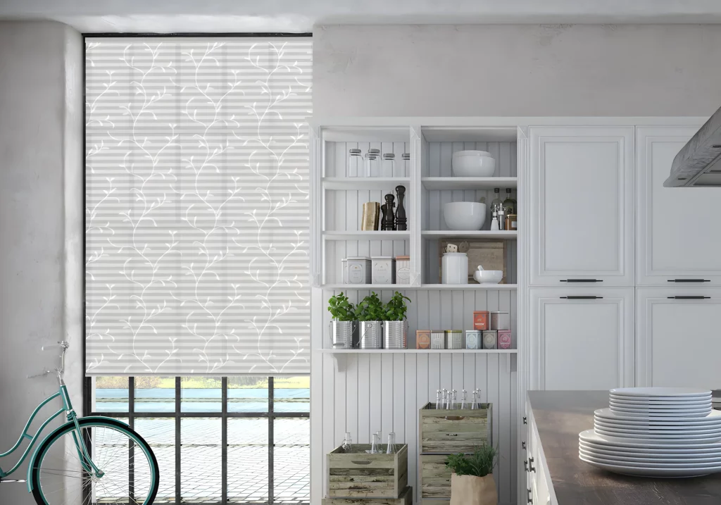 Plissee/Faltstore mit gemustertem Stoff in einem modernen Wohnzimmer