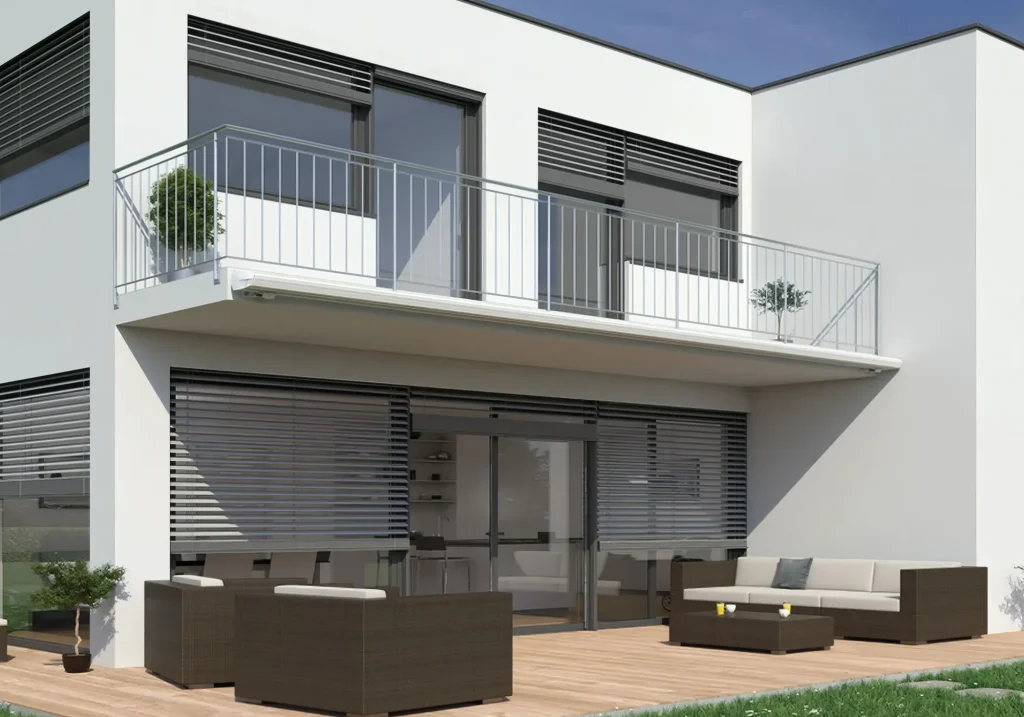 Terrasse und Balkone von einem modernen Haus mit Raffstore-Sonnenschutz vor den Fenstern