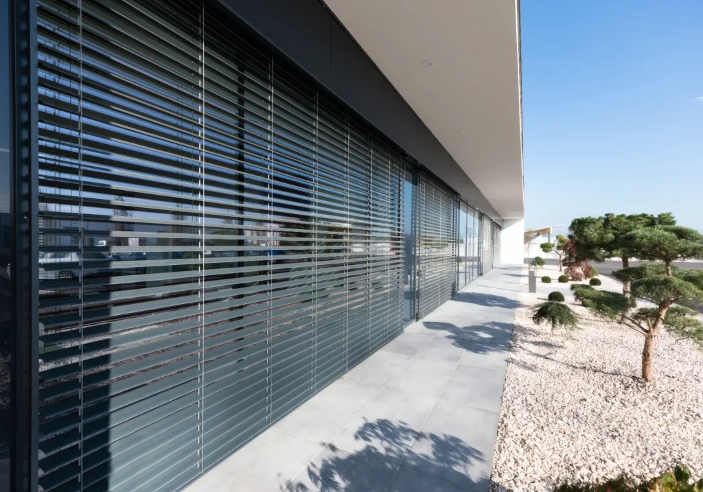 Raffstore-Sonnenschutz vor einer Fensterfront