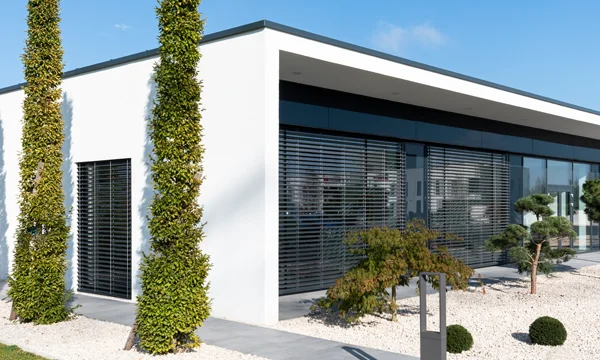 Modernes Haus mit Raffstores als außenliegende Sonnenschutz-Lösung