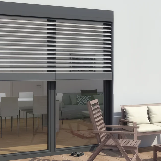 Raffstore SKY-MULTI vor einer Terrasse mit Terrassenmöbeln