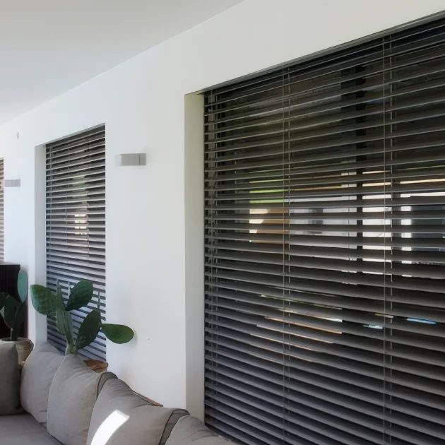 Raffstore VOKA-SKY vor einer Terrasse mit Terrassenmöbeln und Pflanzen