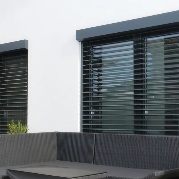 Raffstore VOKA-SKY vor einer Terrasse mit Terrassenmöbeln