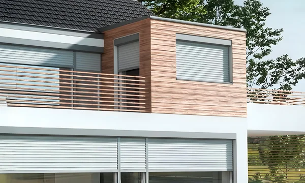Rollläden auf Fenster und Türen von einem modernen Haus