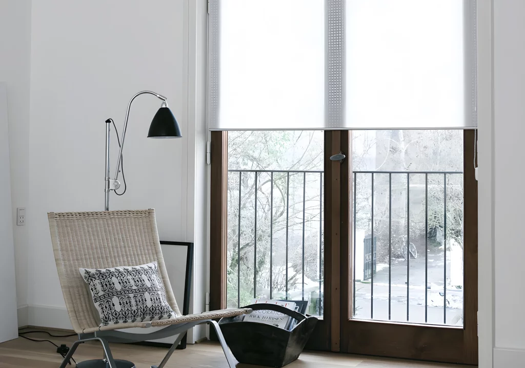 Rollo vor einem französischem Balkon in einem modern eingerichteten Wohnzimmer