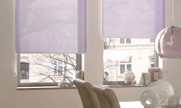 Bunte Rollos vor den Fenstern im Wohnzimmer