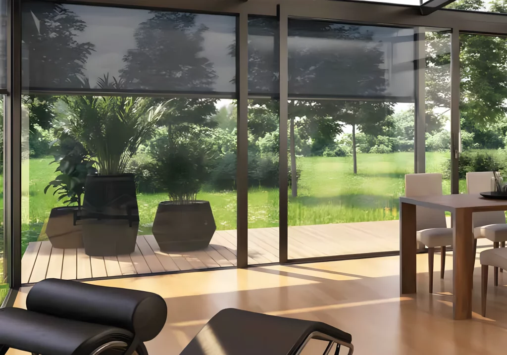 Textile Screens in einem modernen Haus mit Garten