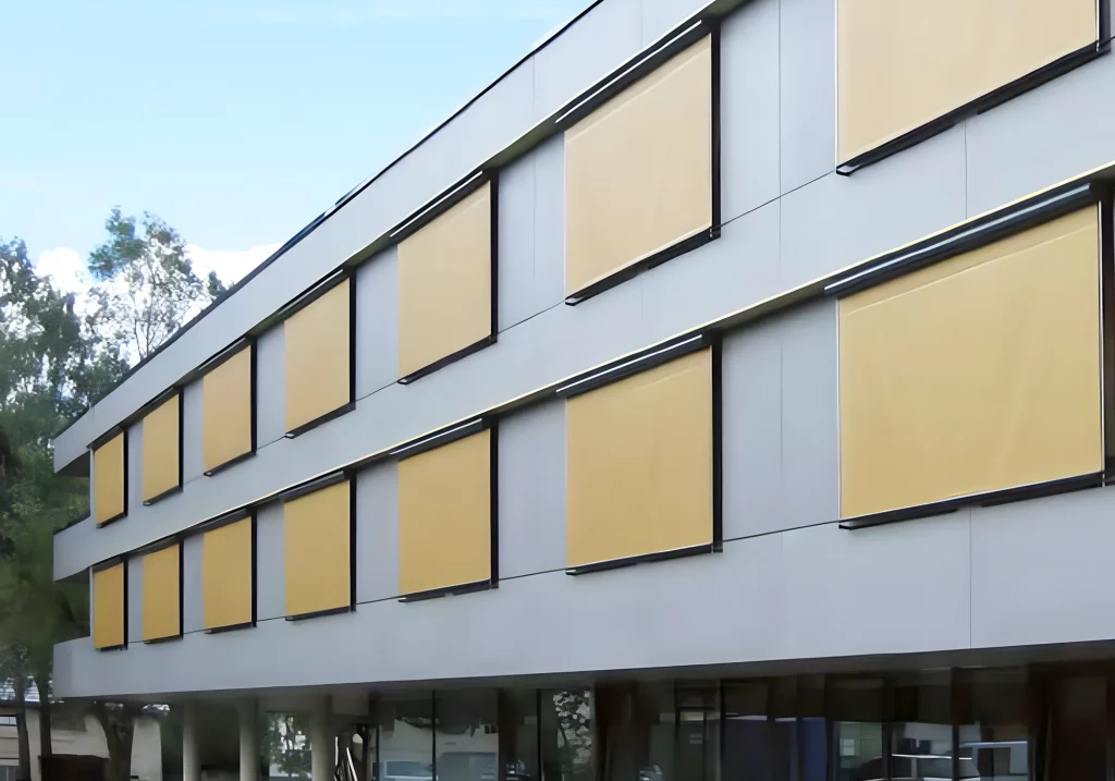 Textile Screens auf einem Bürogebäude