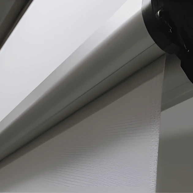 Doppelte Windsicherung für textile Screens durch zwei mitlaufende Schienen, die das Ausbauchen des Behangs verhindern