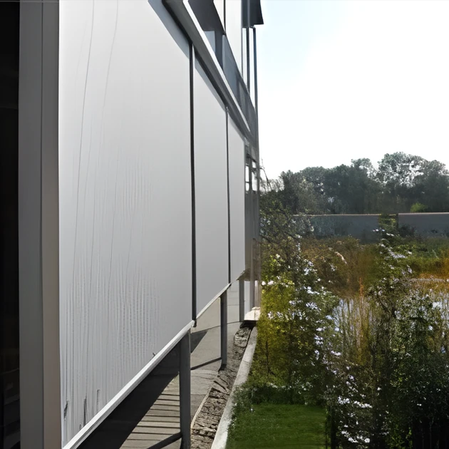 Ansicht von textilen Screens vor einem Garten