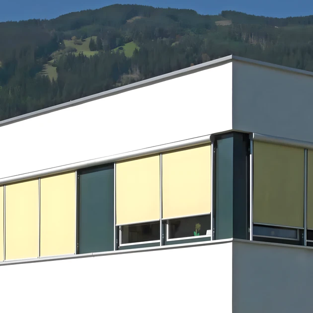 Textile Screens mit Doppelführung der Schienenprofile