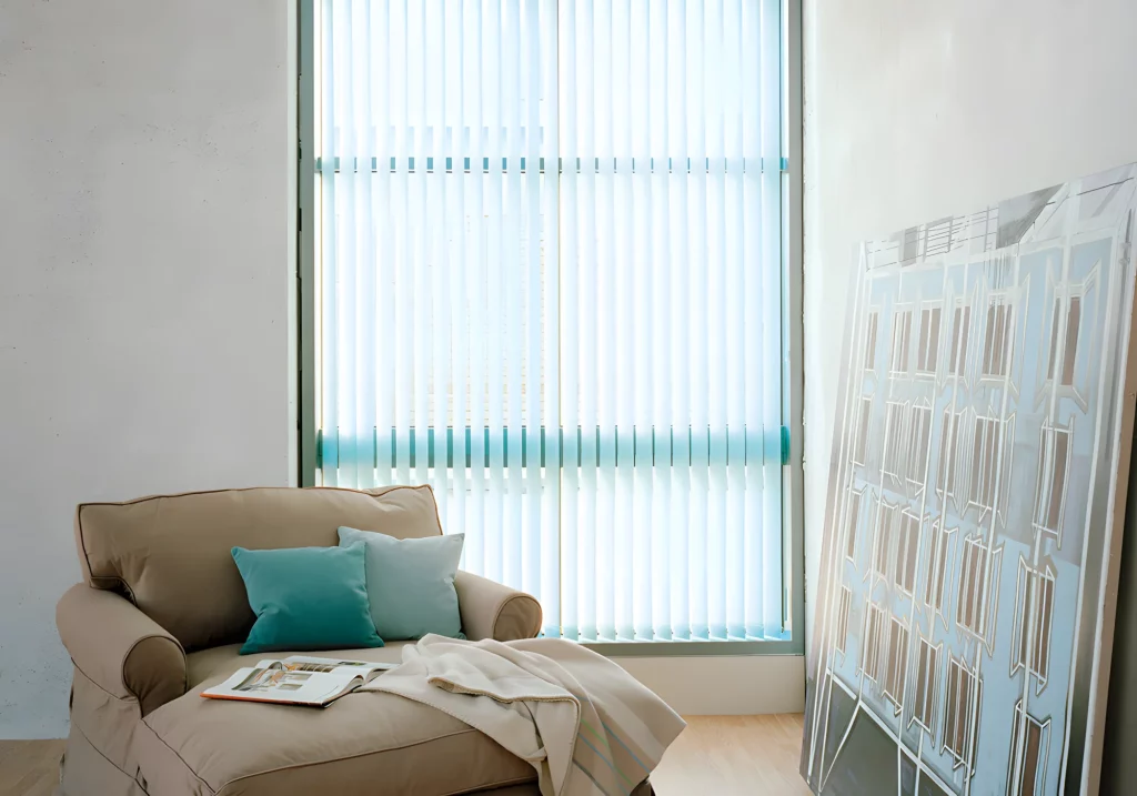 Vertikaljalousie vor einem Fenster in einer künstlerisch eingerichteten Wohnung