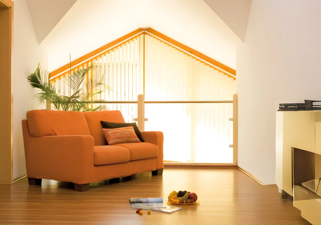 Dachschrägen-Vertikaljalousie in einem freundlich eingerichteten Wohnzimmer