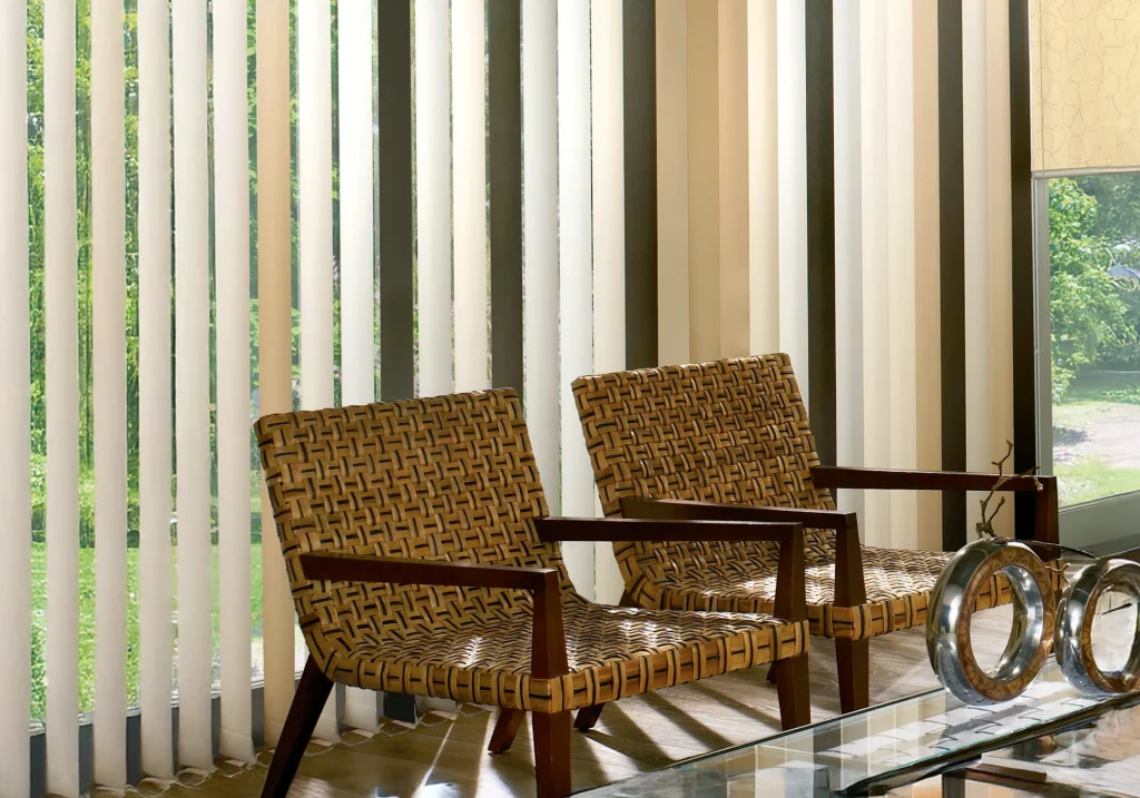 Mehrfarbige Vertikaljalousie in einem modernen Wohnzimmer